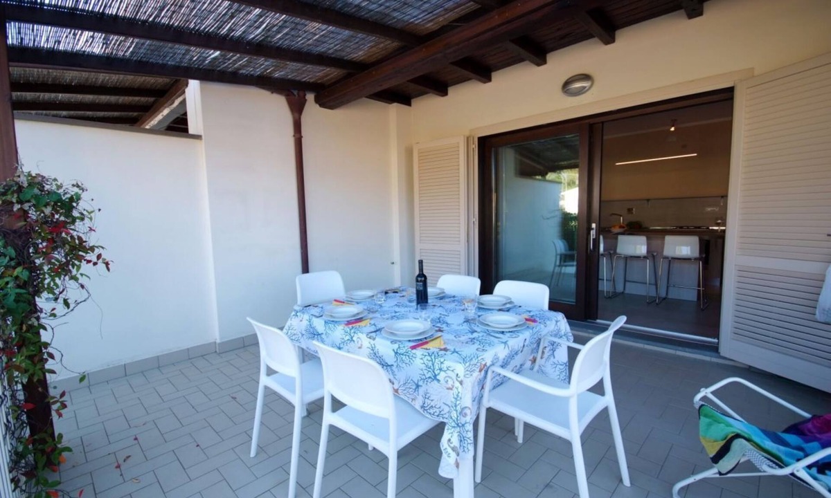 Procchio Apartment | Located just 200 meters from Procchio’s main street and about 600 meters from the beautiful sandy beach, this spacious four-room apartment is the ideal choice for anyone looking for a comfortable and relaxing vacation just a few minutes’ walk from the sea