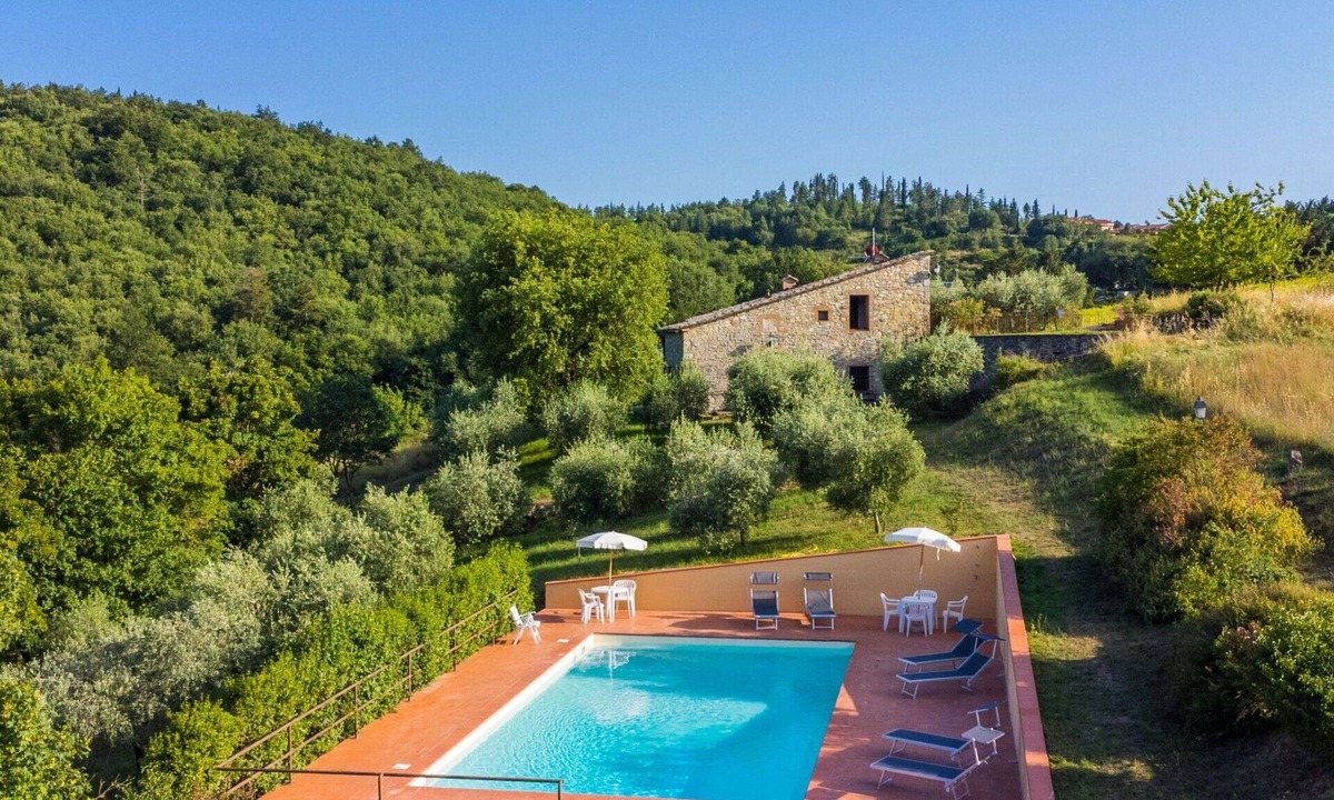 Castellina in Chianti Villa | Lovely apartment in villa for 4 guests with A/C, WIFI, pool, TV, patio and panoramic view