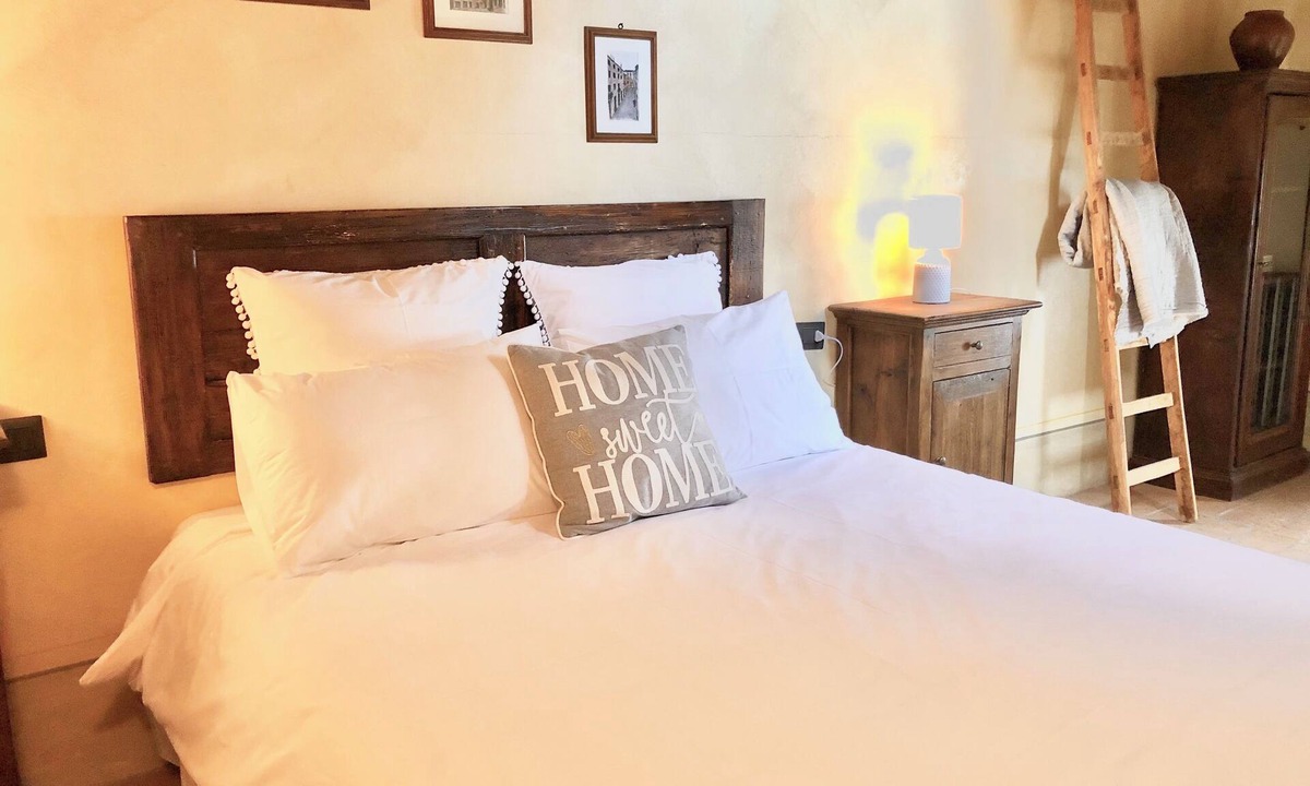 Guzman Apartment | Mezzanine apartment in Italian farmhouse with large pool