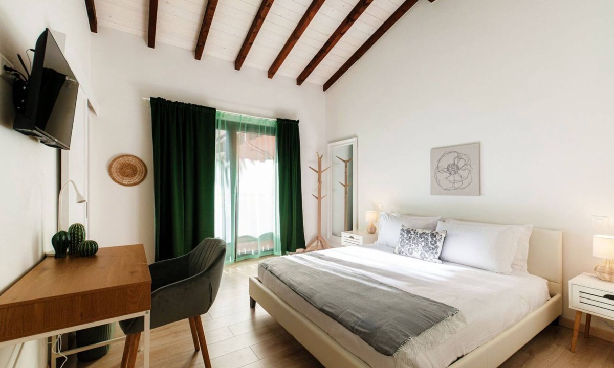 Ascona Hotel | Near the lake and the center (FLORIDA ASCONA Room 12)Just a few steps from the center and the charming lakeside promenade of Ascona, FLORIDA ASCONA Room 12 welcomes guests into a refined and comfortable setting, ideal for disco