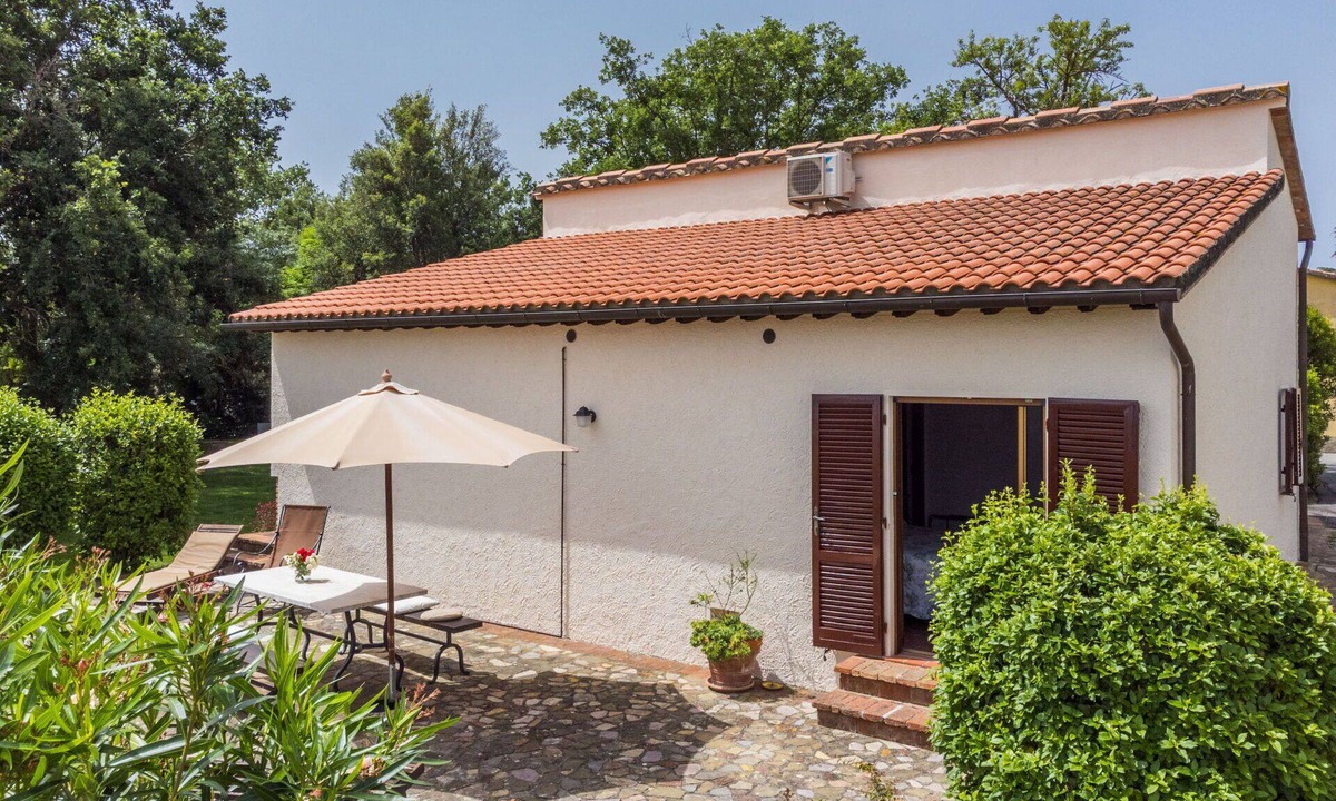 Sasso dʼOmbrone Villa | Nice apartment in villa for 2 guests with WIFI, A/C, pool, patio and panoramic view