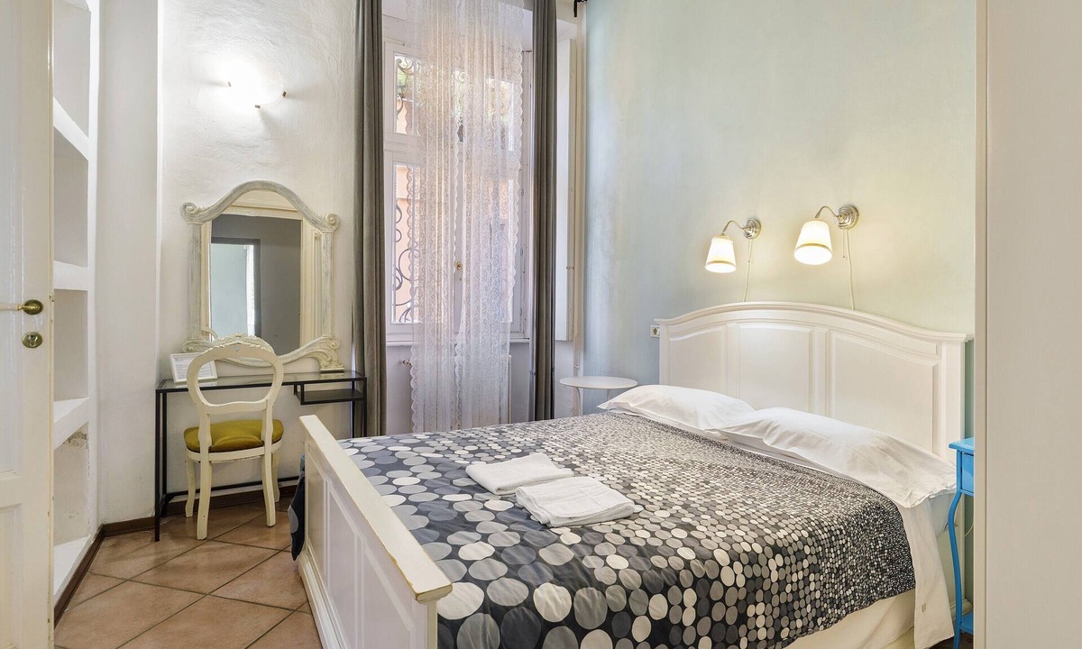 Como Apartment | Room 1 for 3 Guests with Wi-Fi in Como