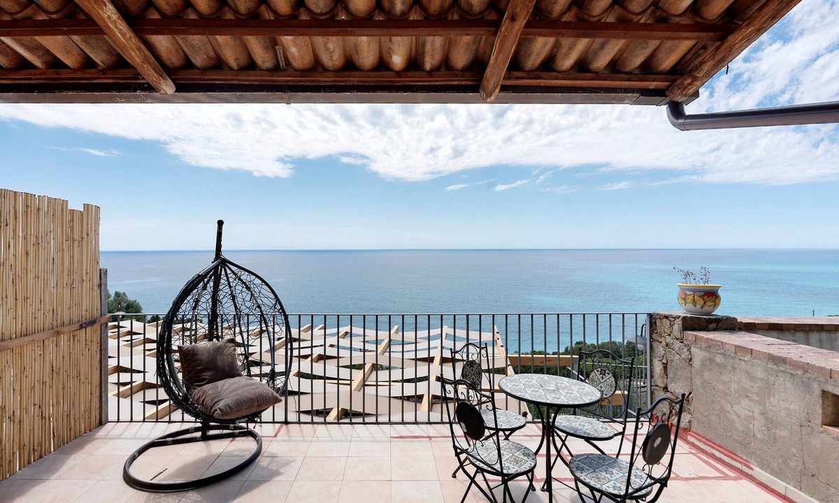 Caprioli Apartment | Room 'Camera Donna Carmela Vista Mare' with Sea View, Wi-Fi and Air Conditioning