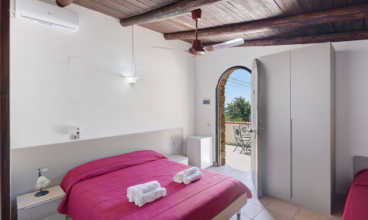 Caprioli Apartment | Room 'Camera Tramonto Vista Mare' with Sea View, Wi-Fi and Air Conditioning