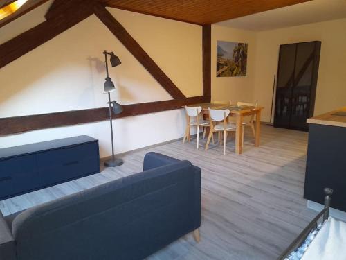 Villeneuve Apartment | Studio mansardé chez un vigneron au village au 3ème étage sans ascenseur