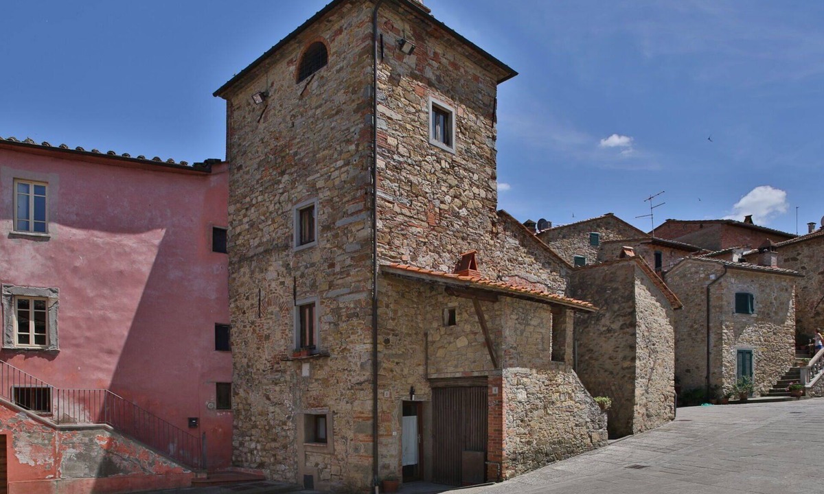 Pergine Valdarno House | Stunning private villa for 2 guests with A/C, hot tub, WIFI, TV and pets allowed, close to Arezzo