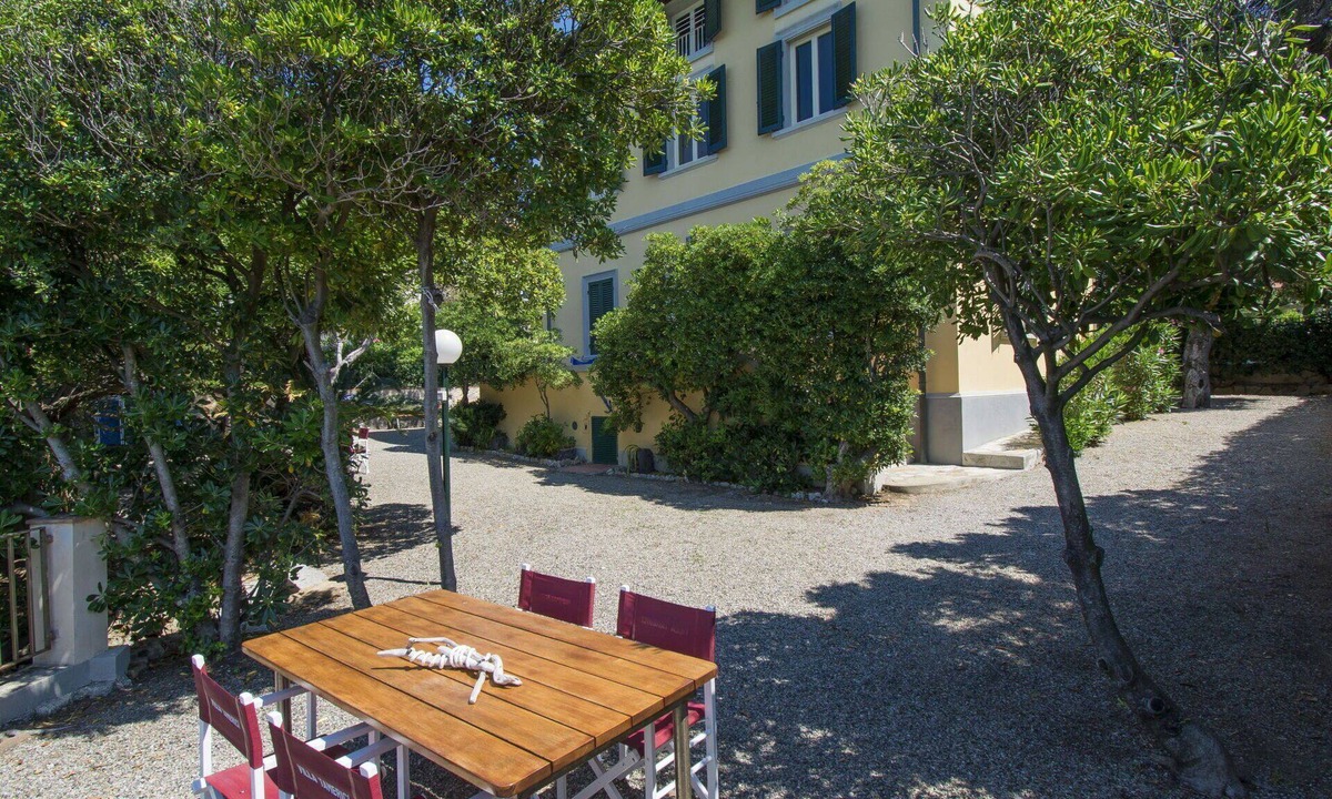 Quercianella Villa | Stunning private villa for 9 guests with WIFI, TV, patio and pets allowed