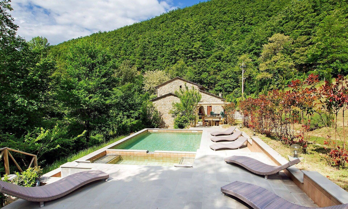 Sansepolcro Villa | Stunning private villa for 15 guests with WIFI, private pool, hot tub, TV, patio and pets allowed