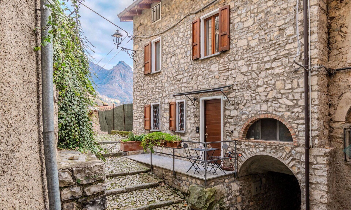 Valsolda House | Stunning private villa for 6 people with WIFI, TV, terrace and pets allowed