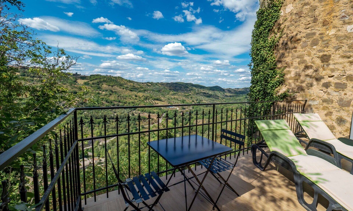 Seggiano House | Stunning private villa for 4 guests with hot tub, WIFI, A/C, TV, terrace and panoramic view