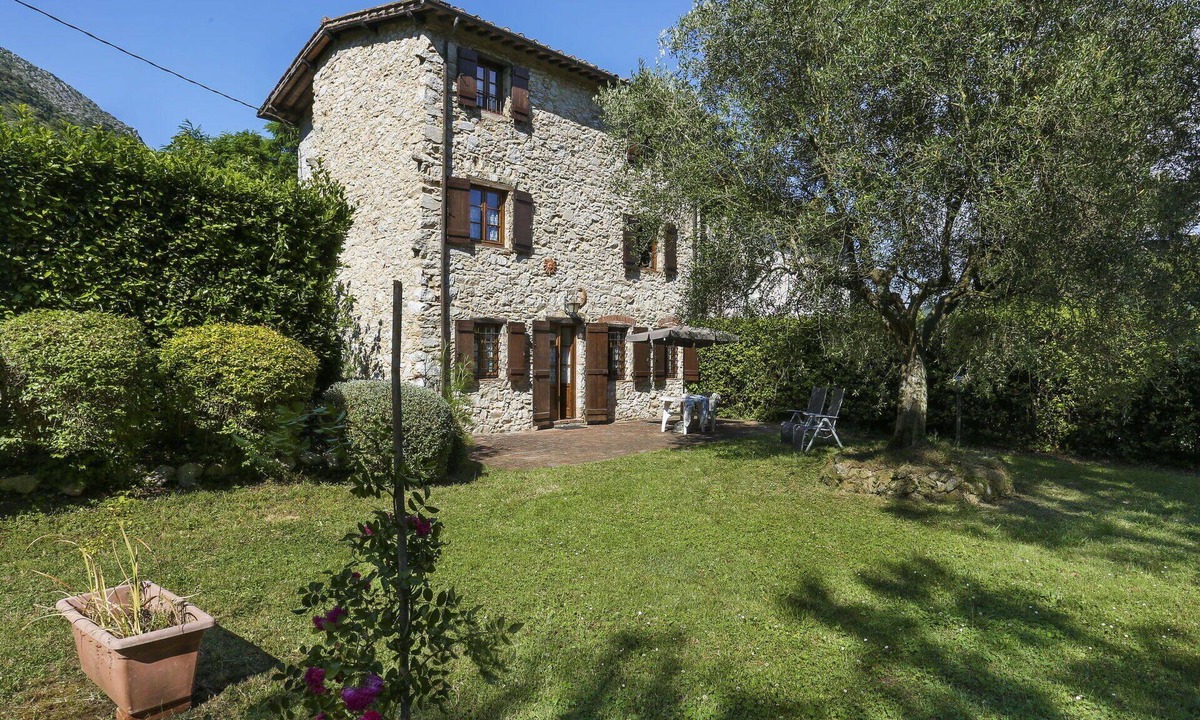 Santa Maria del Giudice Villa | Stunning private villa for 8 people with WIFI, TV, patio and pets allowed