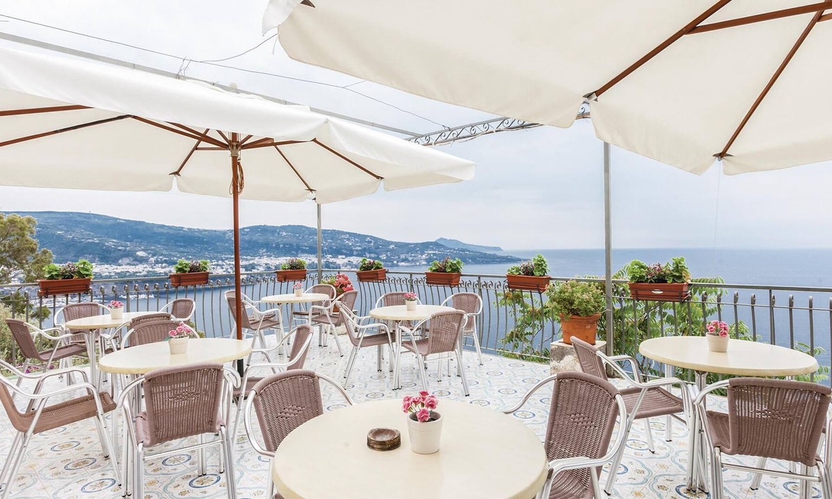 Monte Chiaro Apartment | This modern bungalow belongs to a vacation home complex directly above the sea, with a unique panora