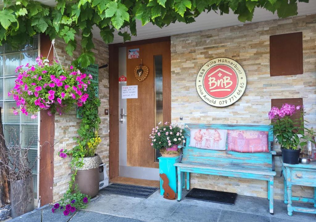 Menziken Bed & Breakfast | Villa Hühnerbunt Erica Arnold 5737 Menziken
