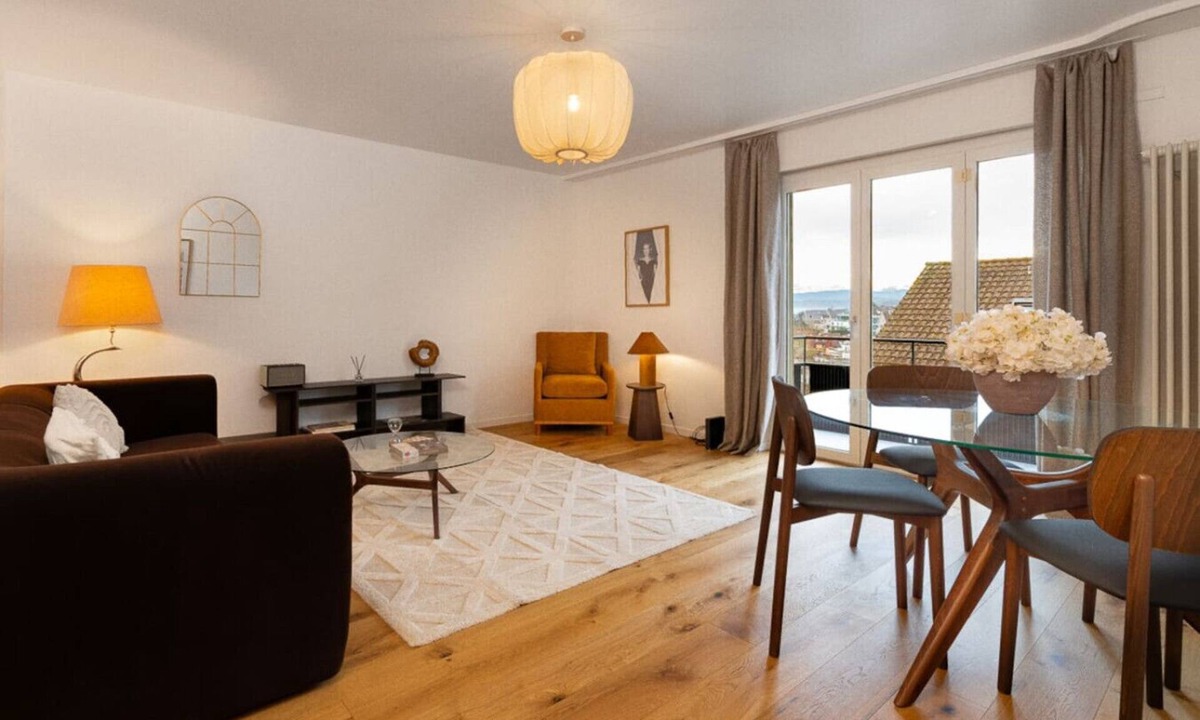Horgen District Apartment | Warm, cosy 2-BR with balcony & parking · Kilchberg