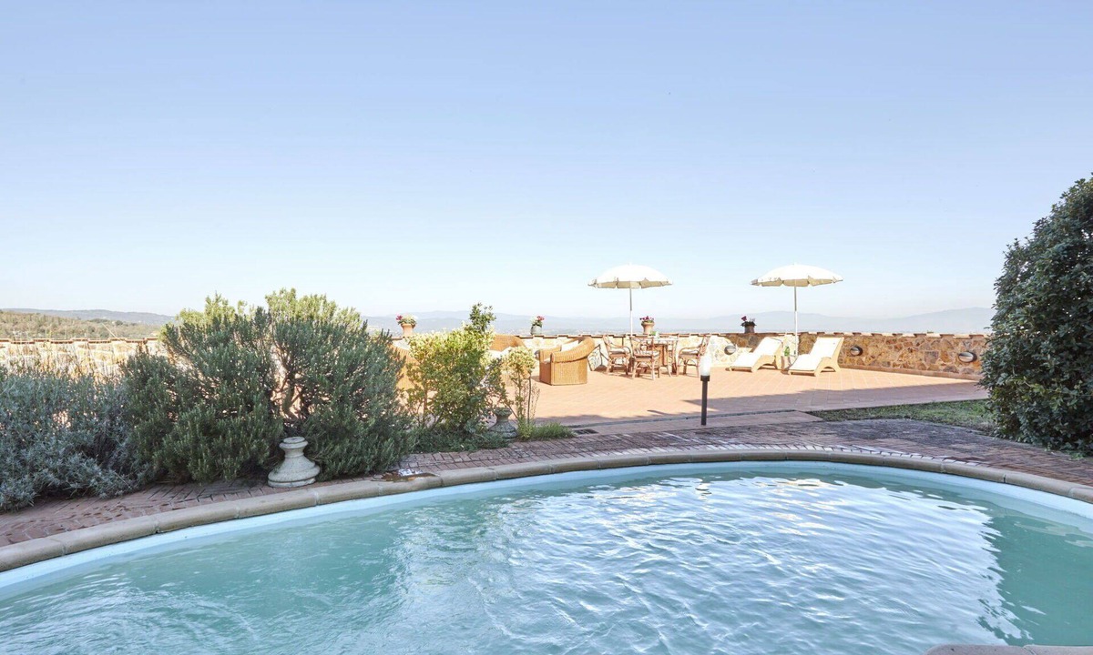 Lucignano House | Wonderful private villa for 16 people with WIFI, private pool, A/C, hot tub, TV and balcony