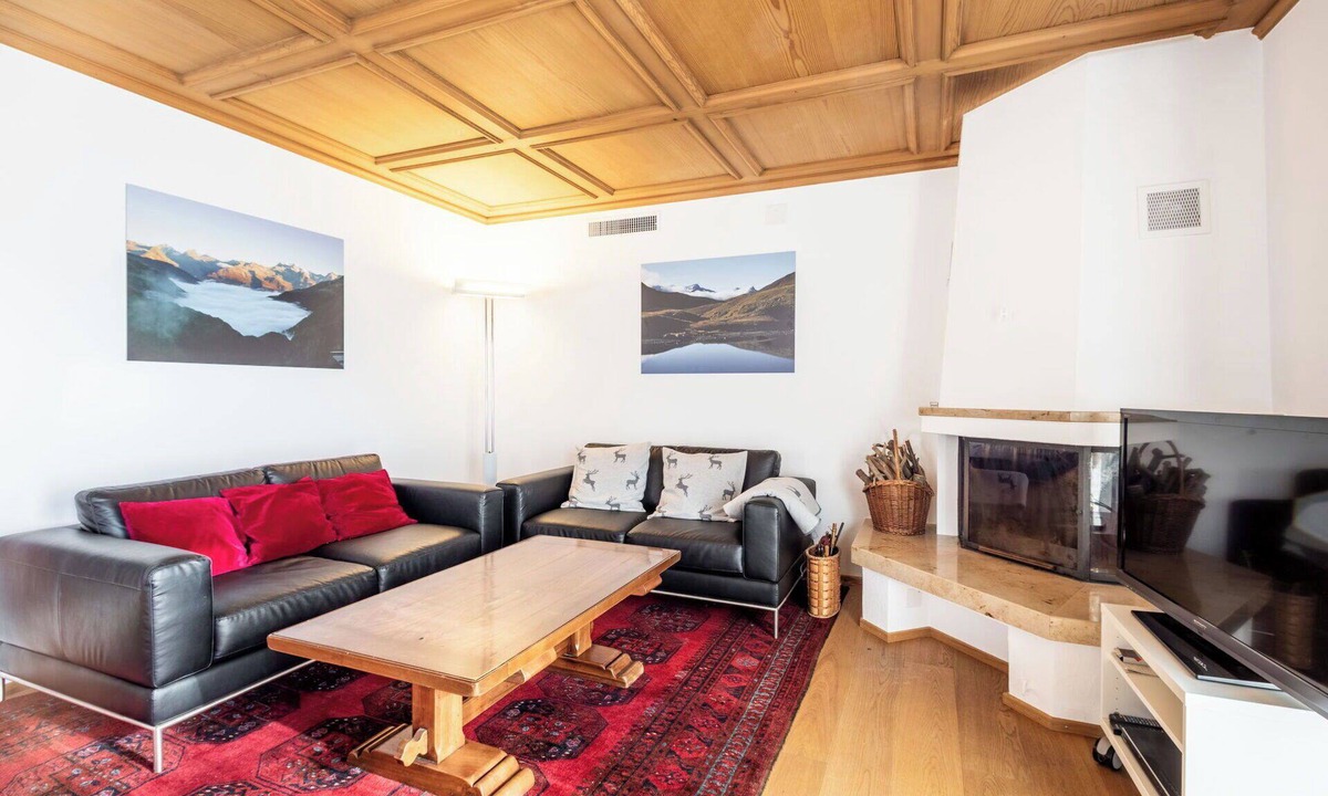 Flims House | Wonderful private villa for 10 guests with WIFI, TV, patio, pets allowed and panoramic view