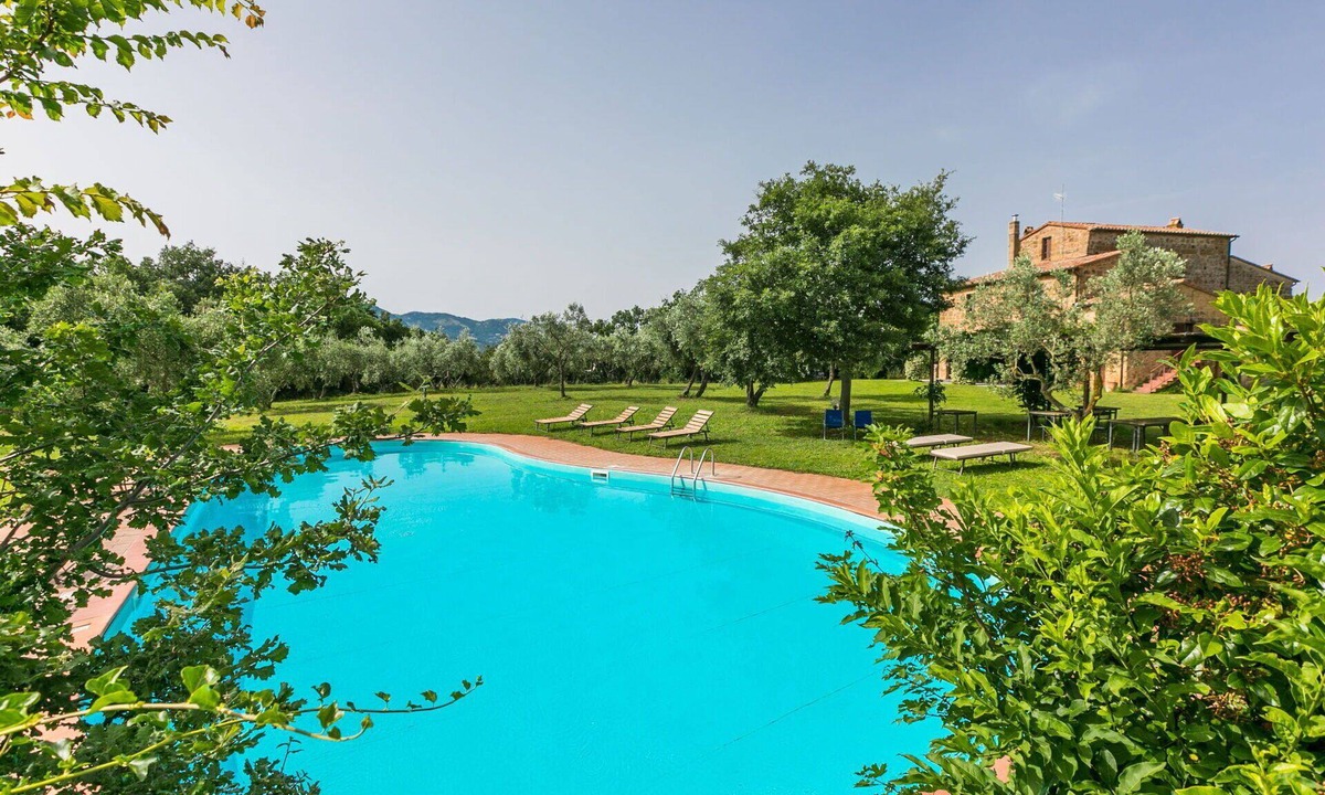 Sorano House | Wonderful private villa for 20 people with private pool, WIFI, patio and pets allowed