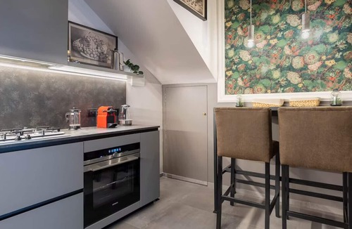 San Lorenzo Apartment | 15th Cent. Abode with Fresco Ceilings Neighboring Basillica & Medici Palace