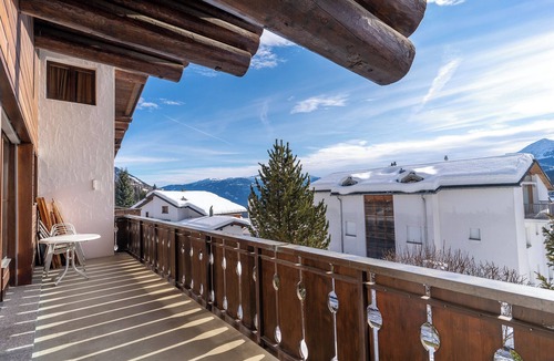 Flims Apartment | 4.5 room family apartment in Flims with sunny terrace and garden access.