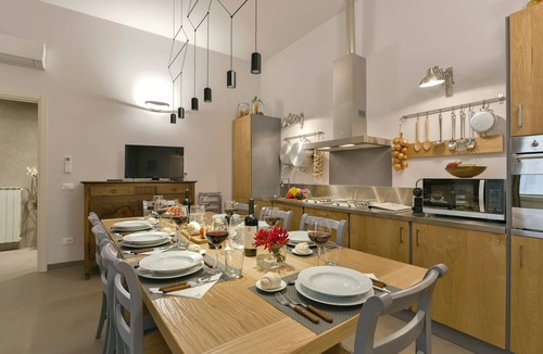 Oltrarno Apartment | 4BR Deluxe Palazzo Iconic Views Pitti Palace Infra-red Sauna Wine