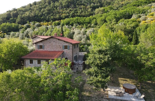 Poggio Alla Croce House | A charming comfortable traditional residence for an exclusive stay near Florence