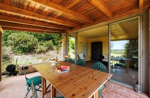 Castelnuovo Berardenga Apartment | A spacious 120 sqm apartment, ideal for six guests, situated within a charming estate in the Chianti hills in a peaceful setting along a traffic-free road. Guests have access to a private garden with a furnished patio - perfect for enjoying the outdoors