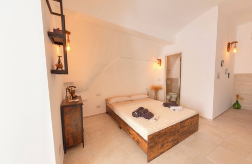 Adelfia Bed & Breakfast | 'ACA Luxury Suite with Jacuzzi,thus enjoying a range of modern amenities.