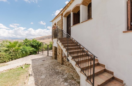 Monreale Apartment | Agriturismo Ponte Calatrasi Room '16' with Mountain View, Wi-Fi and Air Conditioning