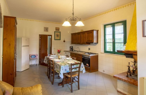 Cortona Villa | Ancient manor house perfect for large groups, located near the Etruscan town of Cortona with private
