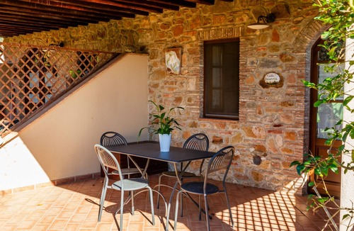 Le Rocchette Apartment | Apartment 'Villa Rosanna' with Private Terrace, Garden, and Air Conditioning