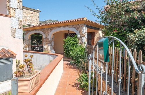 Case Peschiera-Lu Fraili Apartment | Apartment 'Ponza' with Private Terrace, Private Garden and Air Conditioning
