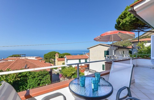 Chiessi Apartment | Apartment 'Appartamento Con Vista Mare Chiessi' with Sea View, Balcony and Air Conditioning