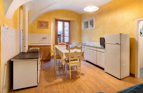 Bormio Apartment | Apartment 'Casa Bianca' with Mountain View