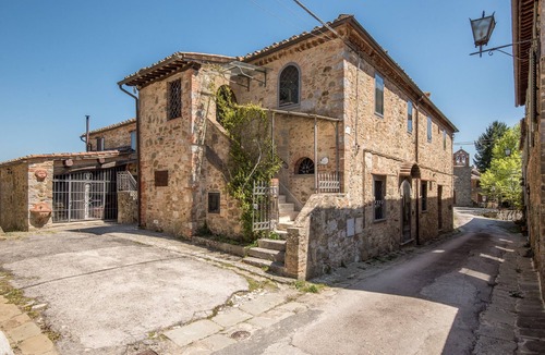 Rosennano Apartment | Apartment Casale Rosennano - Padronale with Shared Garden & Wi-Fi