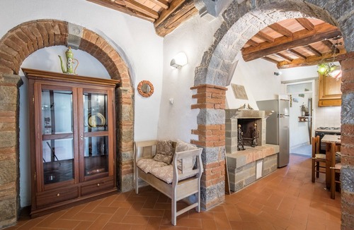 Rosennano Apartment | Apartment Casale Rosennano - Scuderie with Shared Garden & Wi-Fi