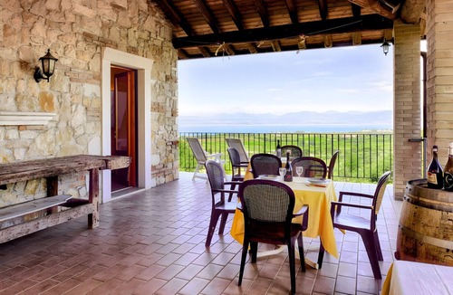 Calmasino Apartment | Apartment 'Castelmontioni 2' with Lake View, Wi-Fi and Air Conditioning