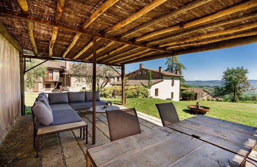 Castiglione d'Orcia Apartment | Apartment "Gemma Bianca-Tavoleto" with Mountain View, Garden and Wi-Fi