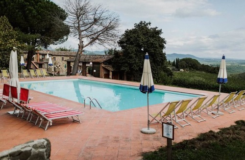 Castelnuovo Berardenga Apartment | Apartment in an idyllic holiday complex in the middle of the winery B3