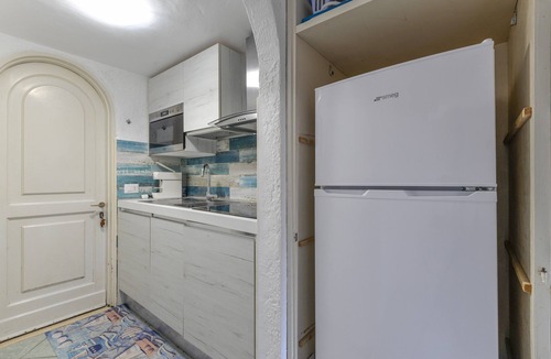 Porto Azzurro Apartment | Apartment 'Mono4Posti Vista Mare Il Portolano' with Sea View, Wi-Fi, and Air Conditioning