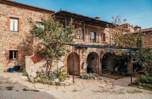 Gaiole in Chianti Apartment | Apartment 'Reggioli- Appartamento Falegname' with Mountain View, Shared Garden and Balcony