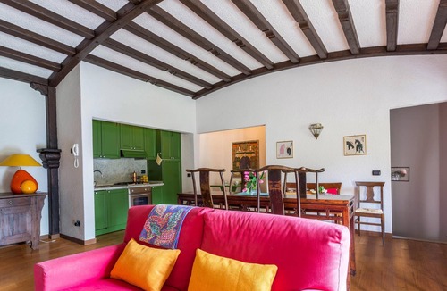 Civenna Apartment | Apartment ‘Secluded Colorful Apt in Villa’ with Lake View, Wi-Fi, Terrace & Shared Pool