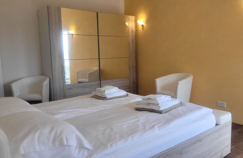 Brione sopra Minusio House | Barrier-free house with Jacuzzi, glass pool, PW charging station - dogs allowed!
