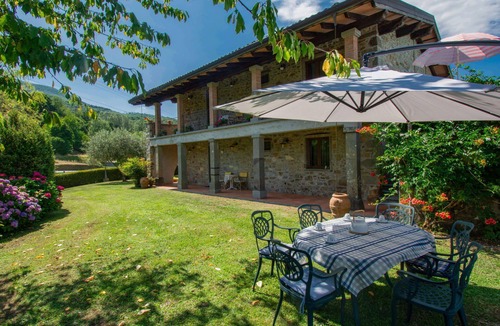 Camporgiano House | Beautiful private villa for 12 people with WIFI, private pool, TV, terrace and pets allowed