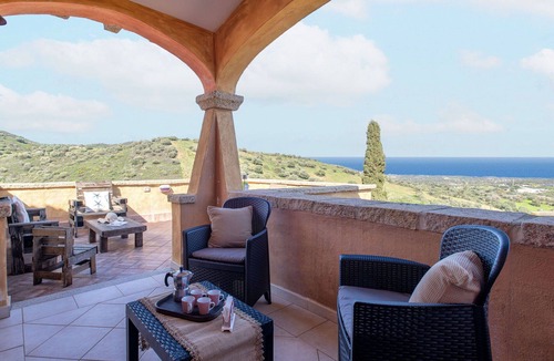 Schifoni Apartment | Beautiful apartment for 6 people with A/C, WIFI, TV, patio and pets allowed