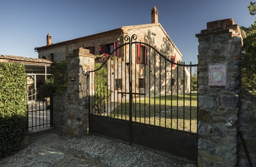 Trequanda House | Beautiful restored farmhouse with swimming pool in the quiet of the Sienese hills.
