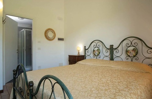 Agello Bed & Breakfast | Beautiful room for 2 people with A/C, WIFI, pool, TV, veranda and pets allowed, close to Perugia