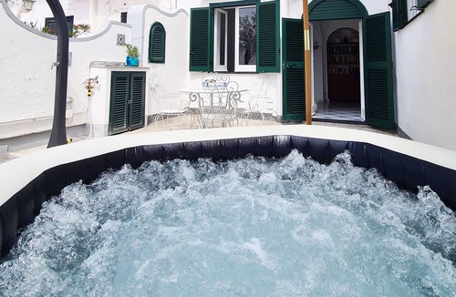 Capri Villa | Beautiful villa in the center of Capri with garden close to shopping area