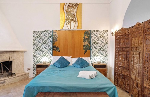 Seiano Bed & Breakfast | Bed and Breakfast 'Camera Augusto In Villa Vista Mare' with Shared Terrace, Private Garden and Wi-Fi