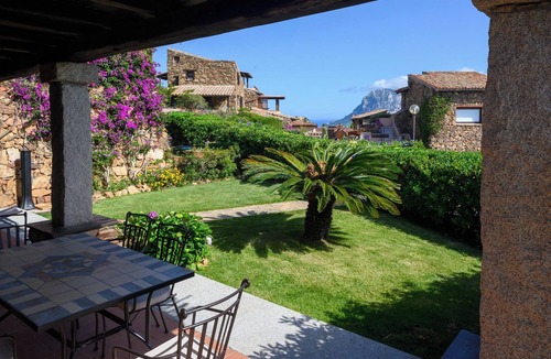 Capo Coda Cavallo Apartment | Blue Dawn - Holiday home with cozy terrace, garden & wonderful sea view.