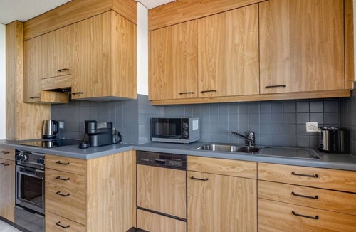 Wipkingen Apartment | Bright 2-BR in Wipkingen — garden, balcony & tram nearby